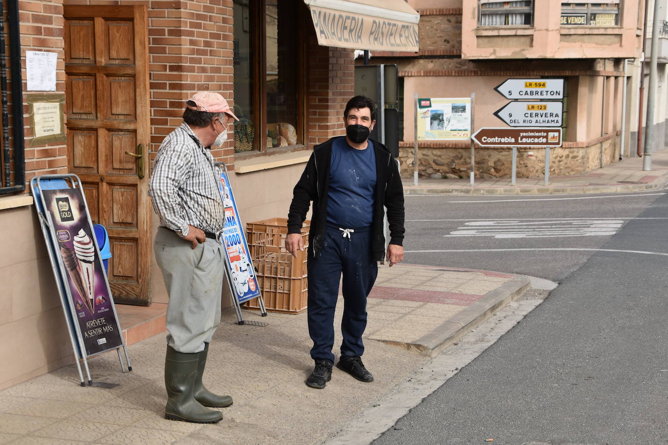 Las calles estaban desiertas en Cervera del Río Alhama y en Valverde en el primer día tras pasar al nivel 6 del semáforo por su alta incidencia de coronavirus.