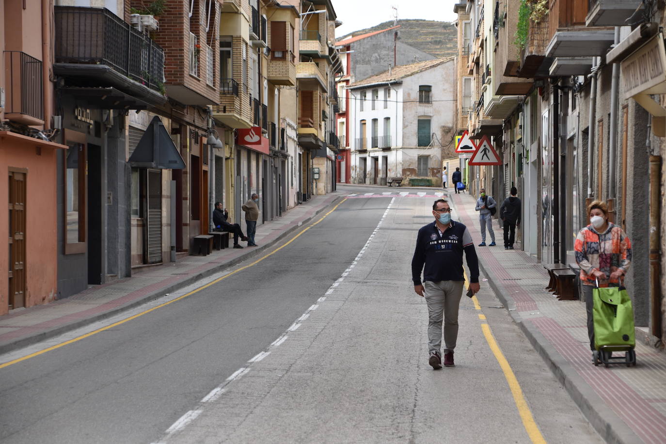 Las calles estaban desiertas en Cervera del Río Alhama y en Valverde en el primer día tras pasar al nivel 6 del semáforo por su alta incidencia de coronavirus.