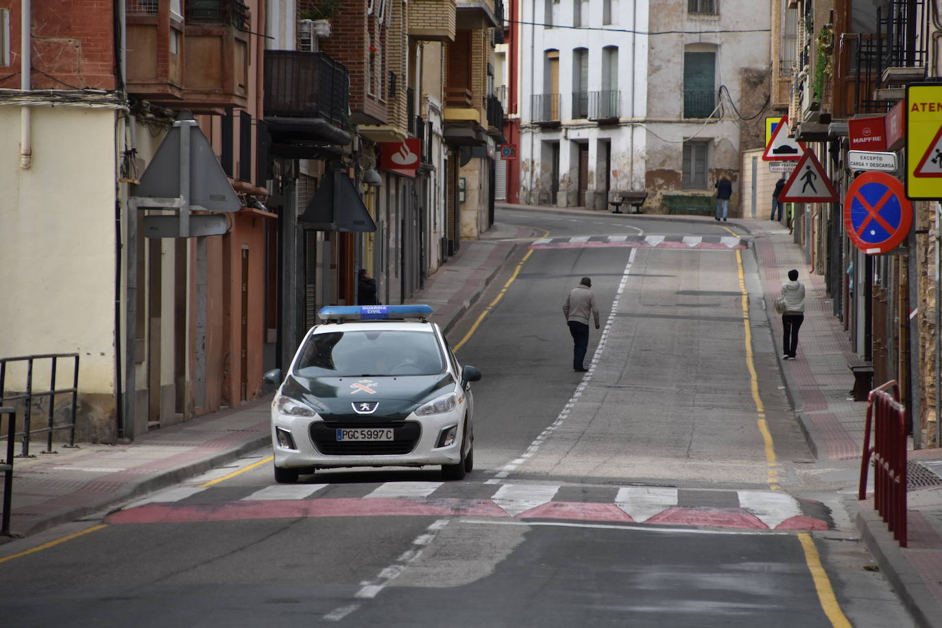 Las calles estaban desiertas en Cervera del Río Alhama y en Valverde en el primer día tras pasar al nivel 6 del semáforo por su alta incidencia de coronavirus.