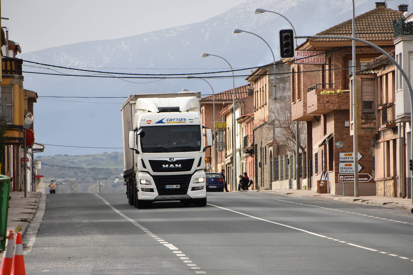 Las calles estaban desiertas en Cervera del Río Alhama y en Valverde en el primer día tras pasar al nivel 6 del semáforo por su alta incidencia de coronavirus.