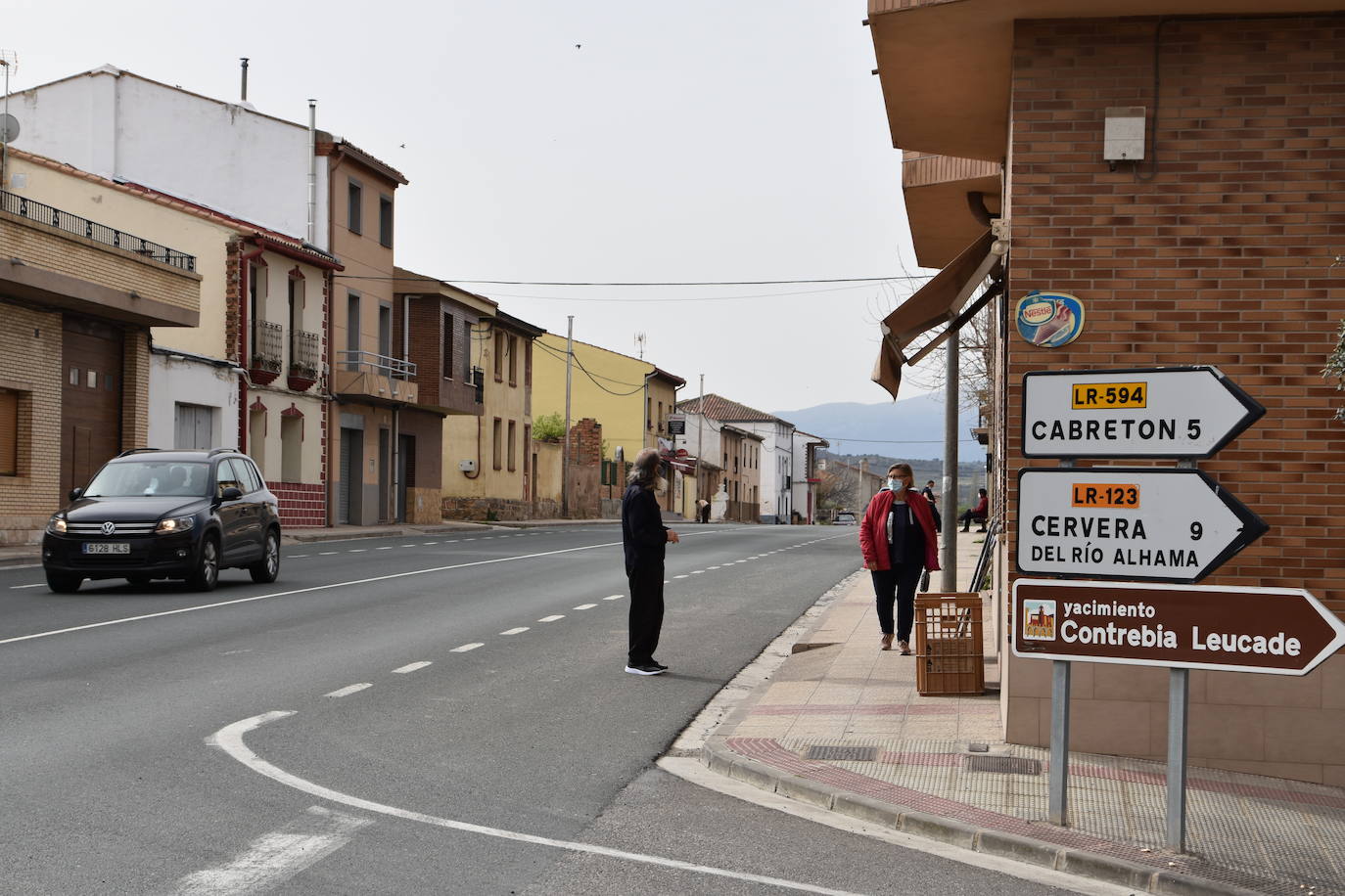 Las calles estaban desiertas en Cervera del Río Alhama y en Valverde en el primer día tras pasar al nivel 6 del semáforo por su alta incidencia de coronavirus.