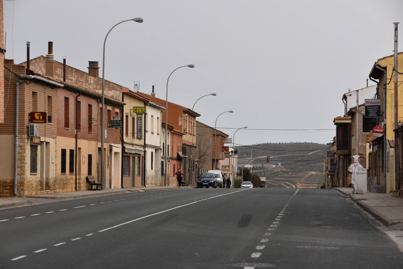 Las calles estaban desiertas en Cervera del Río Alhama y en Valverde en el primer día tras pasar al nivel 6 del semáforo por su alta incidencia de coronavirus.