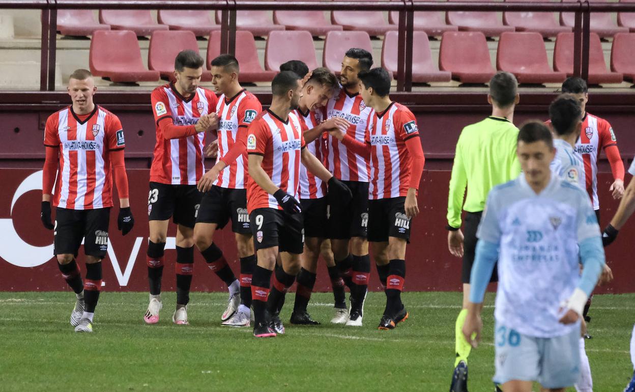 Los jugadores de la UD Logroñés celebran el gol que Paulino anotó al Mirandés el 2 de enero. 