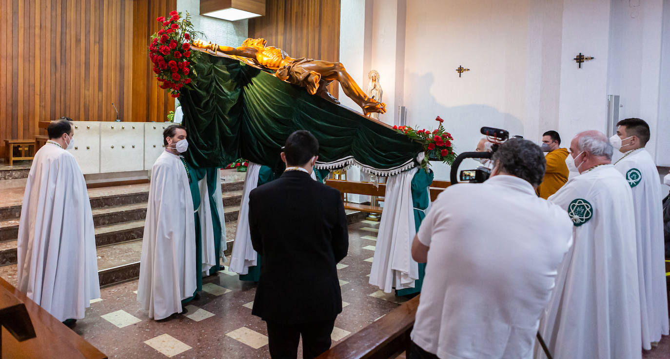 Por segundo año consecutivo, ayer no hubo procesión de las Siete Palabras ni se vieron en un Jueves Santo sus característicos capirotes verdes por avenida de La Paz y aledaños. Pero, esta vez, los cofrades sí pudieron acercarse a la capilla de los Escolapios para contemplar a Cristo en la Cruz. 