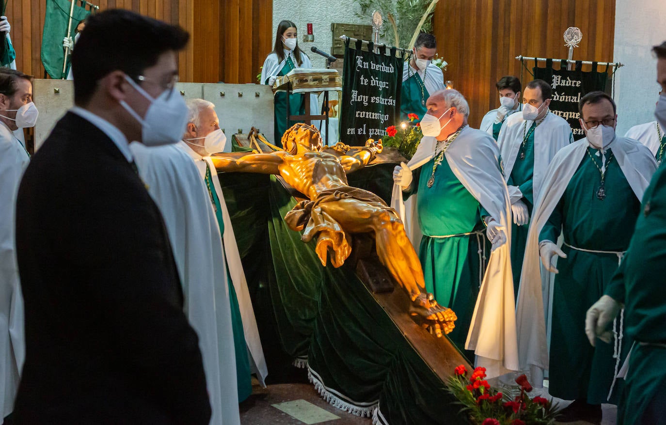 Por segundo año consecutivo, ayer no hubo procesión de las Siete Palabras ni se vieron en un Jueves Santo sus característicos capirotes verdes por avenida de La Paz y aledaños. Pero, esta vez, los cofrades sí pudieron acercarse a la capilla de los Escolapios para contemplar a Cristo en la Cruz. 