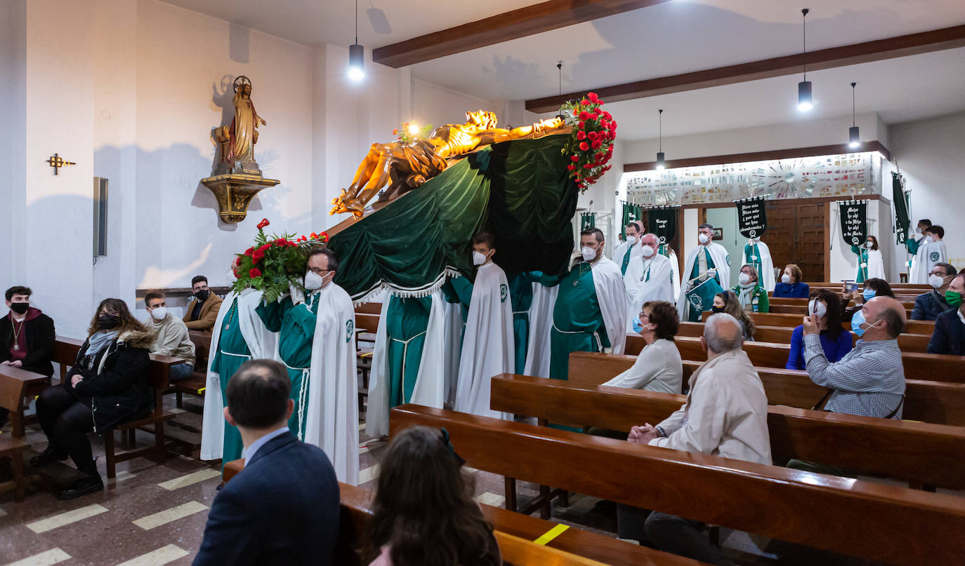 Por segundo año consecutivo, ayer no hubo procesión de las Siete Palabras ni se vieron en un Jueves Santo sus característicos capirotes verdes por avenida de La Paz y aledaños. Pero, esta vez, los cofrades sí pudieron acercarse a la capilla de los Escolapios para contemplar a Cristo en la Cruz. 