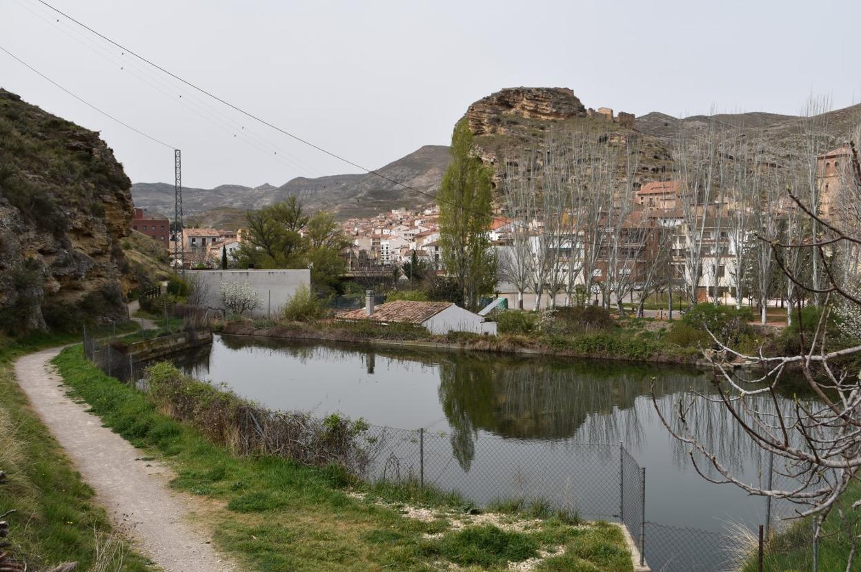 Vista de Cervera desde el camino verde al llegar al municipio pasando junto a una balsa de riego. 