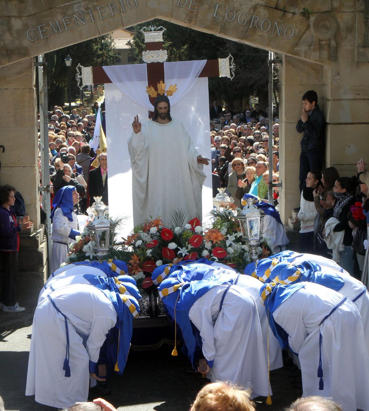 Paso de Jesús Resucitado saliendo del cementerio de Logroño. 
