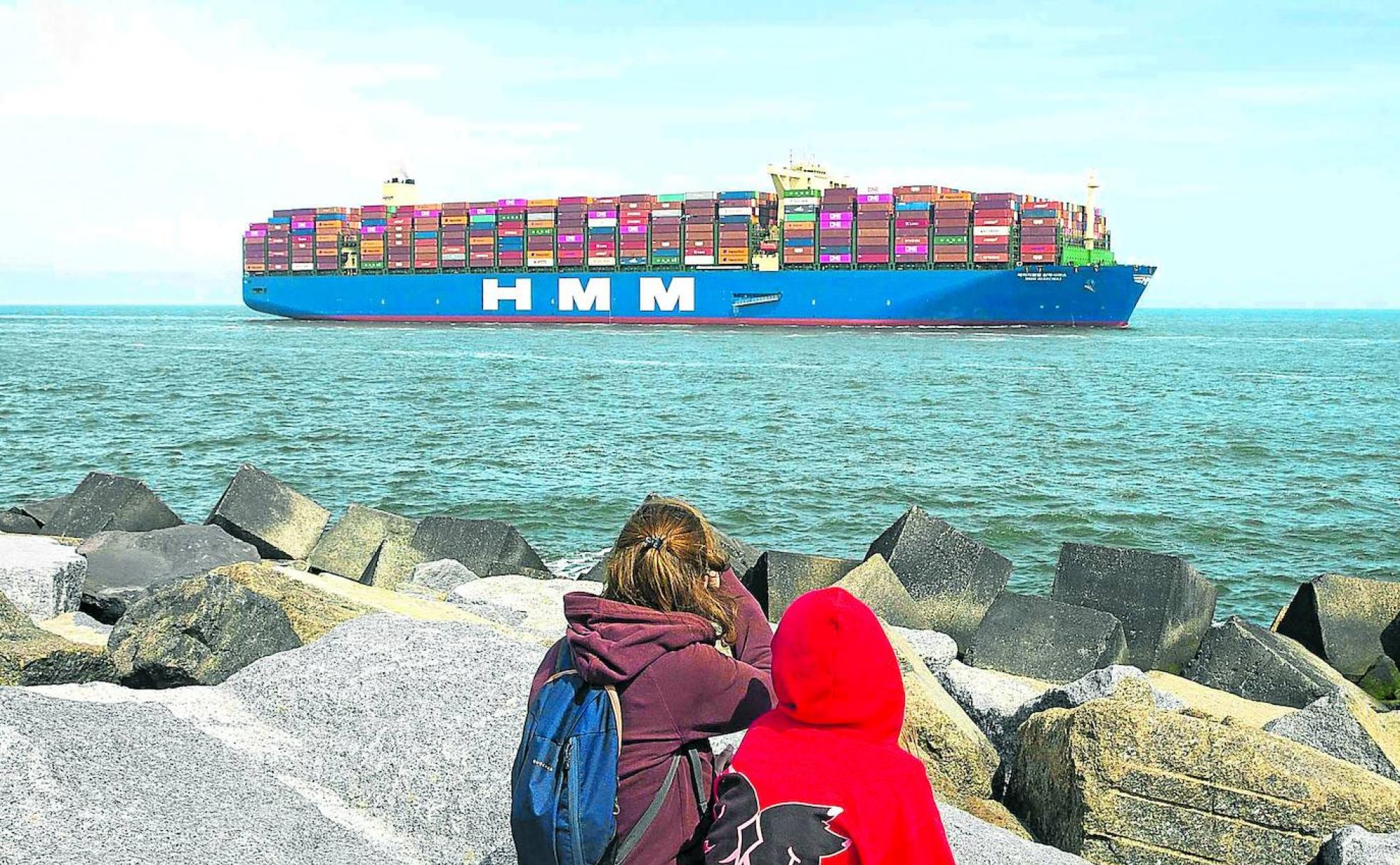 El HMM Algeciras, el portacontenedores más grande del mundo, se aproxima al puerto de Rotterdam