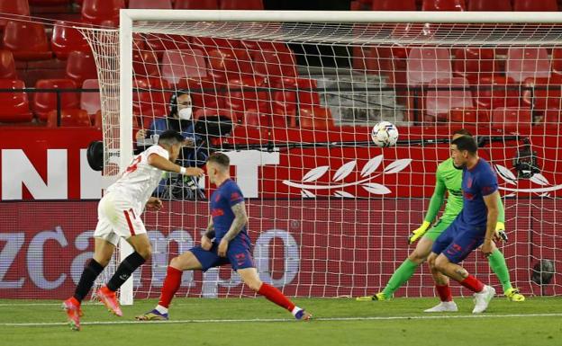 Acuña cabecea en la acción del gol sevillista.