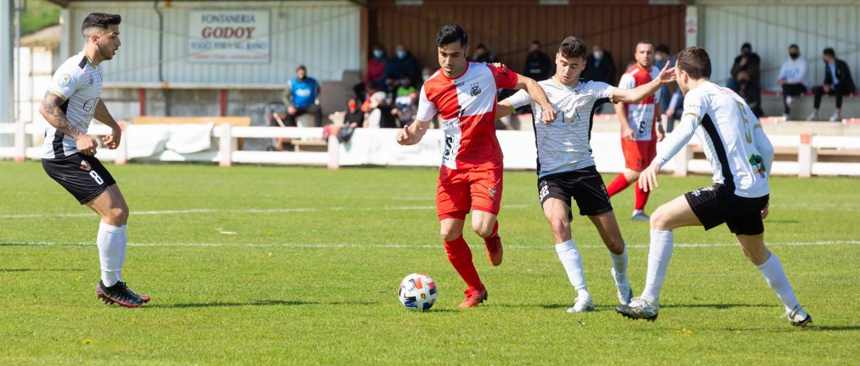 Chimbo juega presionado por Sergio Benito y Almagro. 