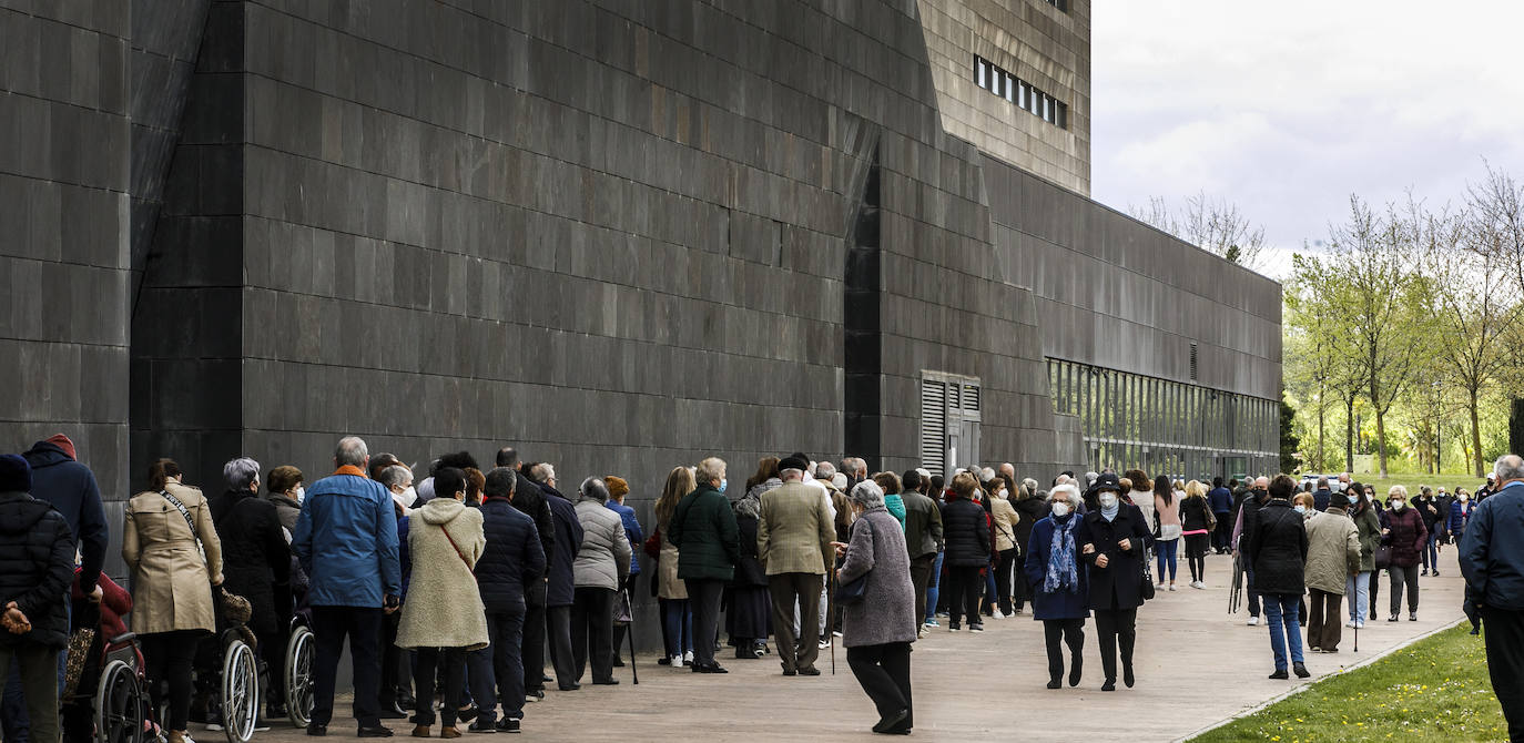 Unos 1.500 logroñeses han sido citados este martes en el Palacio de Congresos de la capital riojana