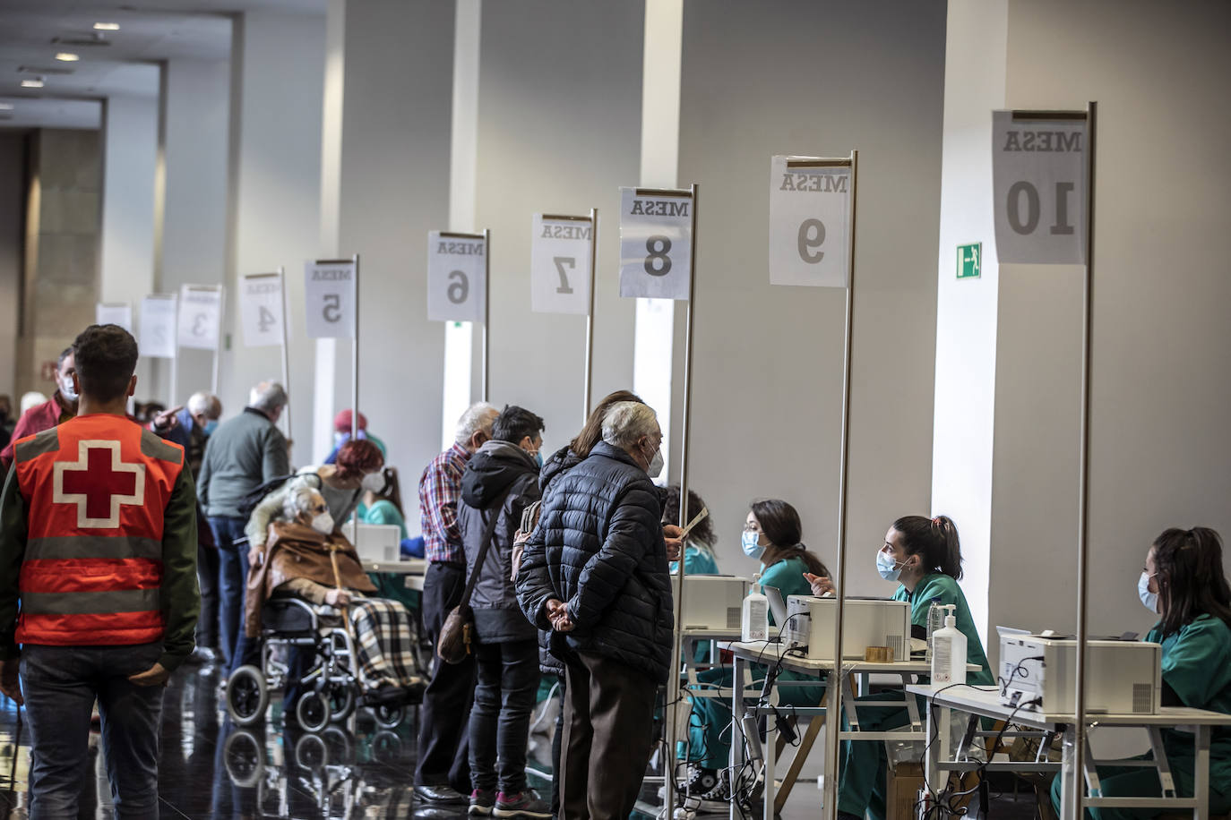 Unos 1.500 logroñeses han sido citados este martes en el Palacio de Congresos de la capital riojana