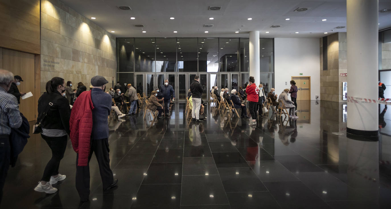 Unos 1.500 logroñeses han sido citados este martes en el Palacio de Congresos de la capital riojana