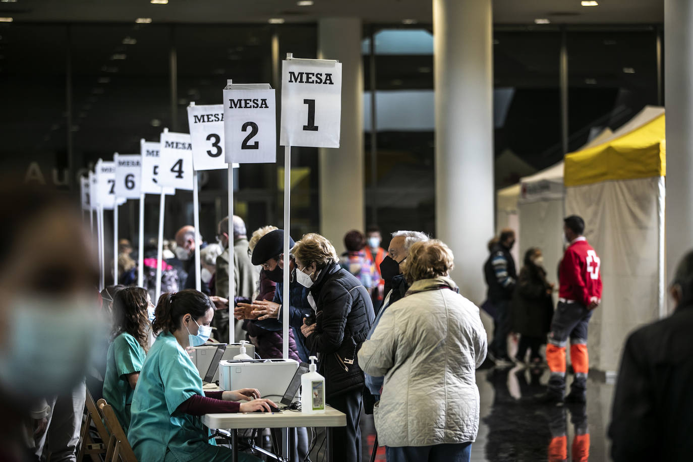 Unos 1.500 logroñeses han sido citados este martes en el Palacio de Congresos de la capital riojana