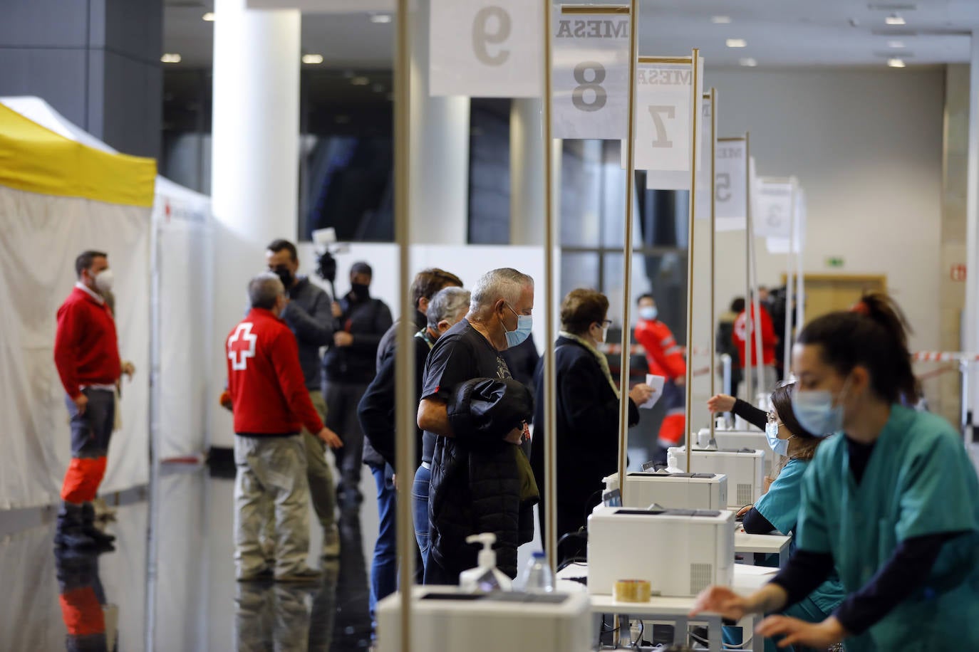 Unos 1.500 logroñeses han sido citados este martes en el Palacio de Congresos de la capital riojana