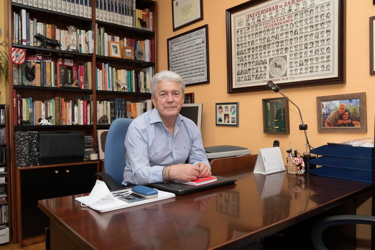 Julián Somalo, decano del Colegio de Veterinarios. 