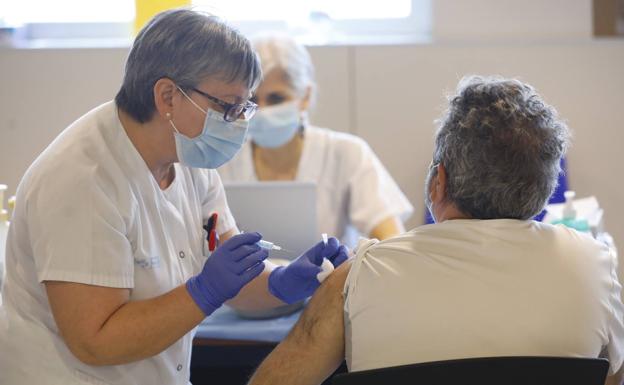 La vacunación con AstraZeneca ha continuado para los mayores de 60 años. 