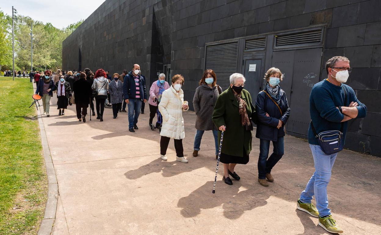 Ayer se solictitó a los ciuadadznos que acudan a su cita para ser vacunados en el horario establecido y no antes ya que se estaban formando colas