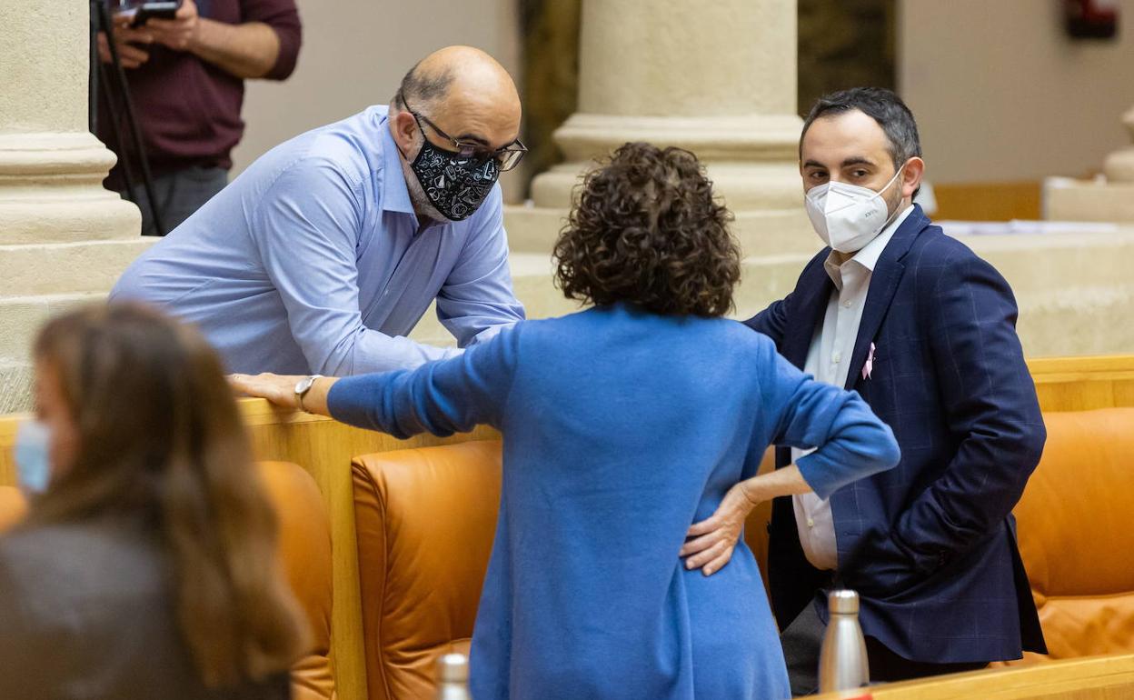 Juárez, junto a Urizarna y Santos durante un pleno del Parlamento.