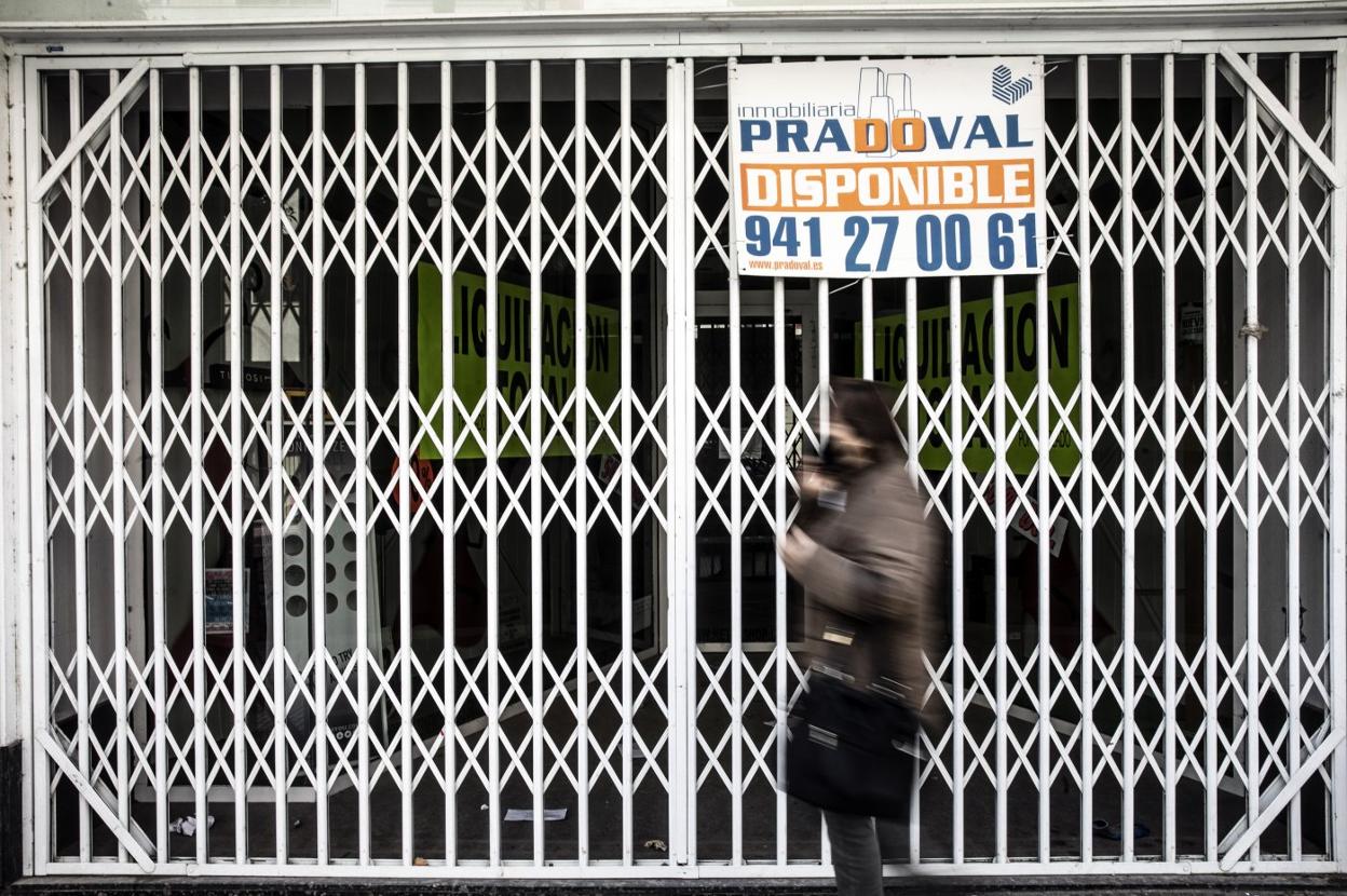 Aspecto de uno de los comercios ubicados en Logroño con la verja echada. 