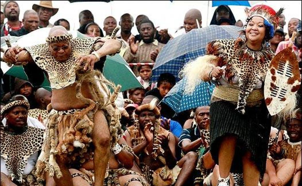 Jacob Zuma, el que fuera presidente de Sudáfrica, baila una danza tribal. 