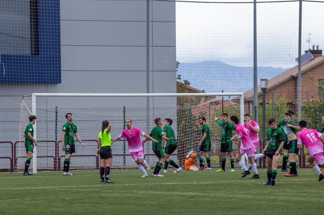 El jugador del Agoncillo, Jon, celebrando su gol. 