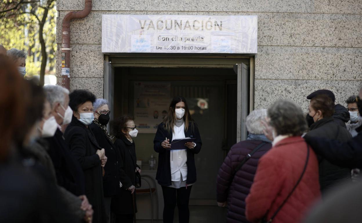 Varias personas esperan para vacunarse en un centro de Atención Primaria de Madrid.