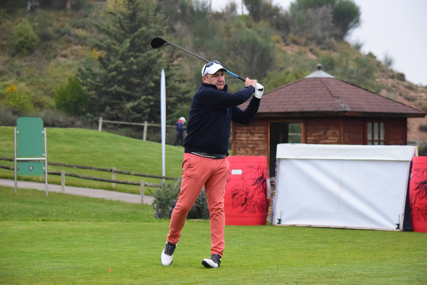 Los jugadores disfrutaron de una gran jornada de golf en el primer torneo de la Liga de Golf y Vino.