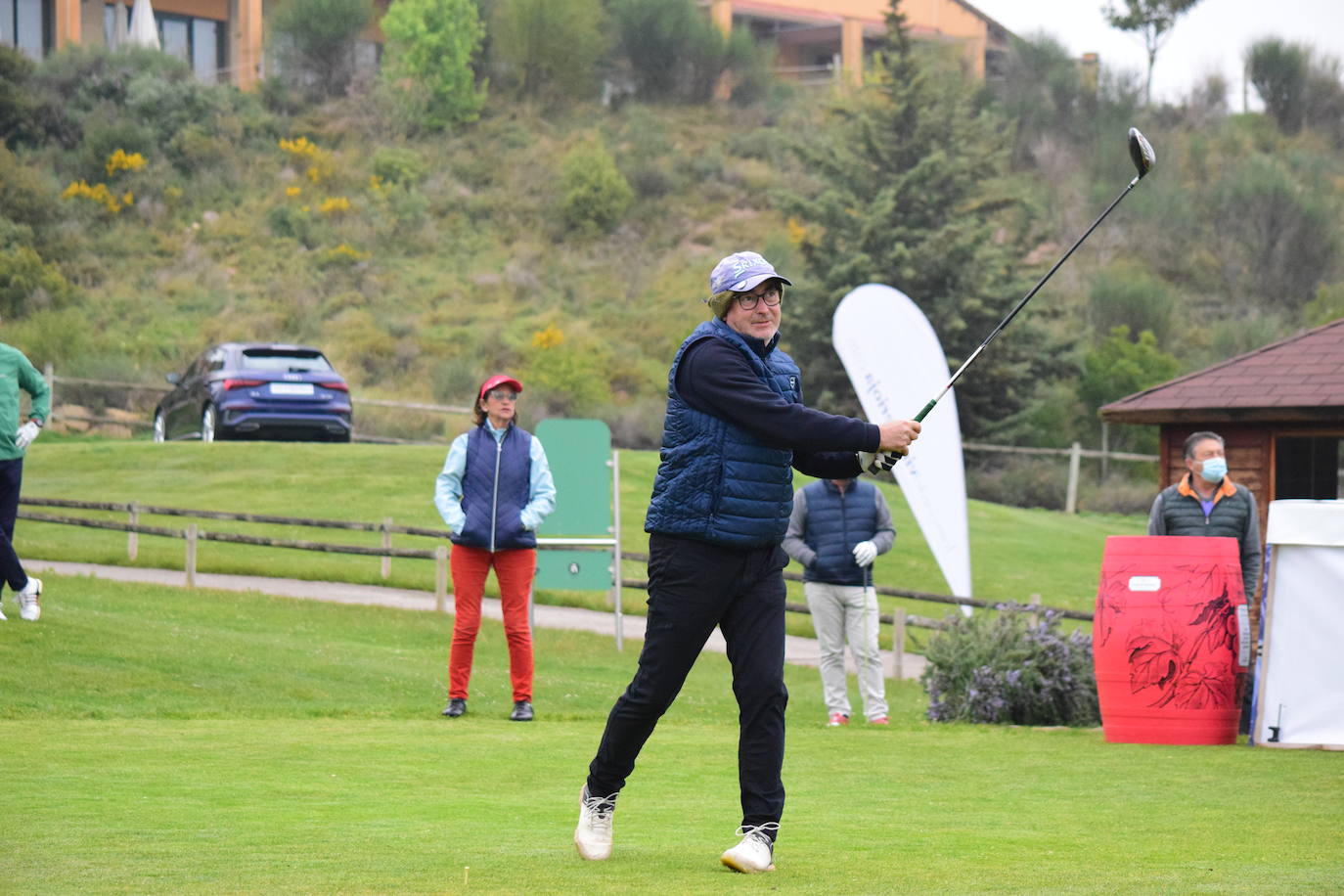 Los jugadores disfrutaron de una gran jornada de golf en el primer torneo de la Liga de Golf y Vino.