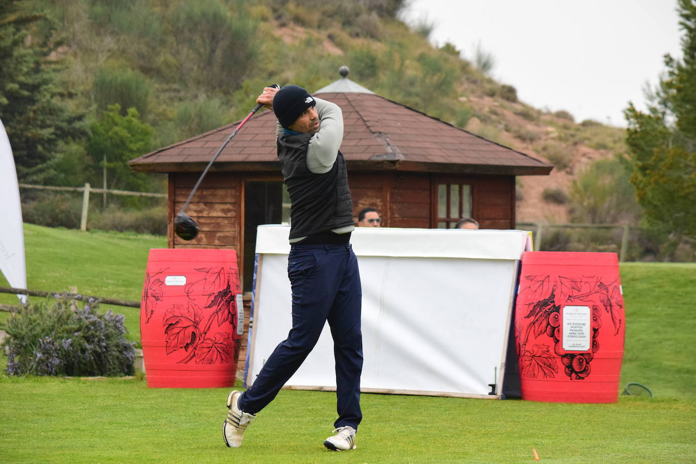 Los jugadores disfrutaron de una gran jornada de golf en el primer torneo de la Liga de Golf y Vino.