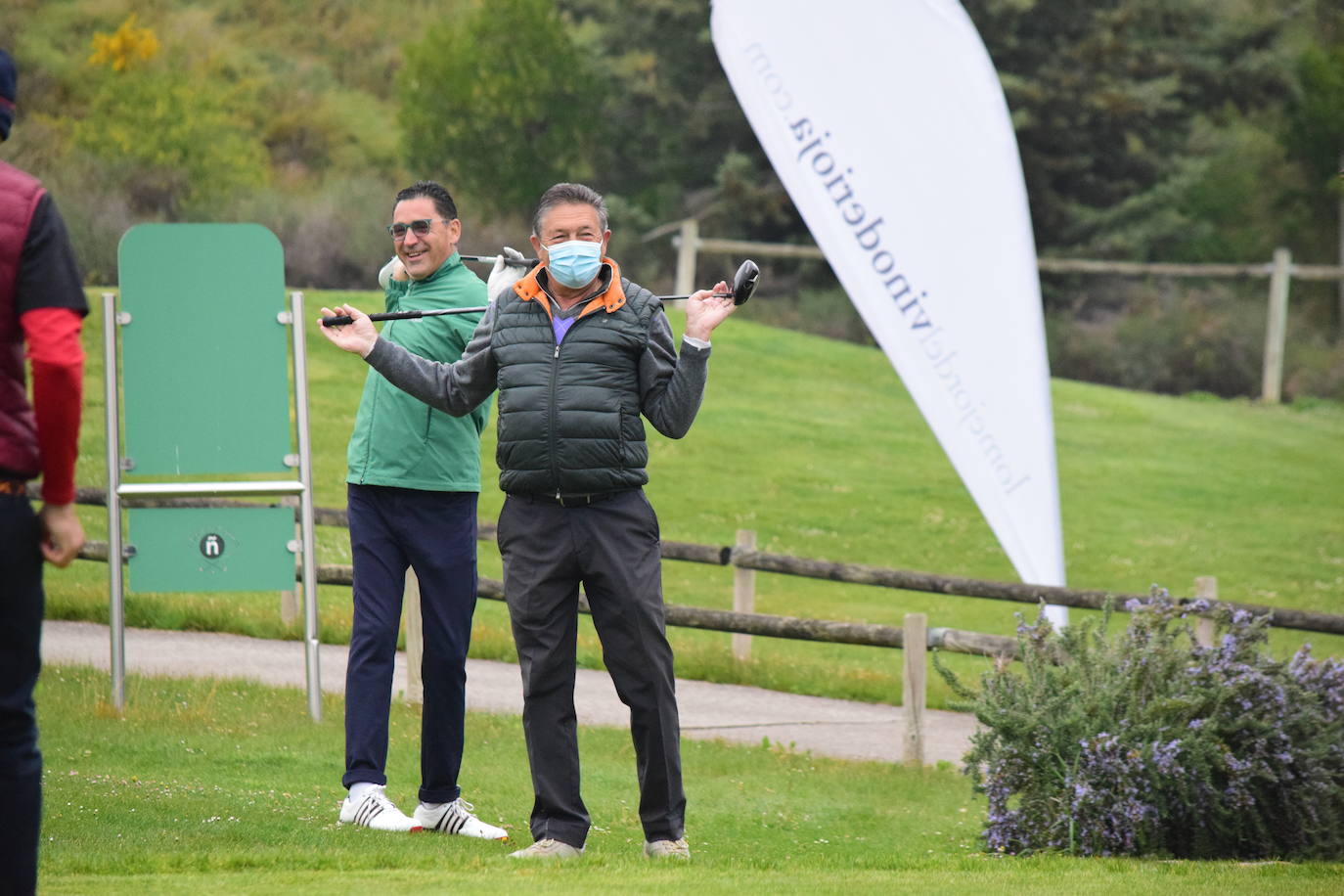 Los jugadores disfrutaron de una gran jornada de golf en el primer torneo de la Liga de Golf y Vino.