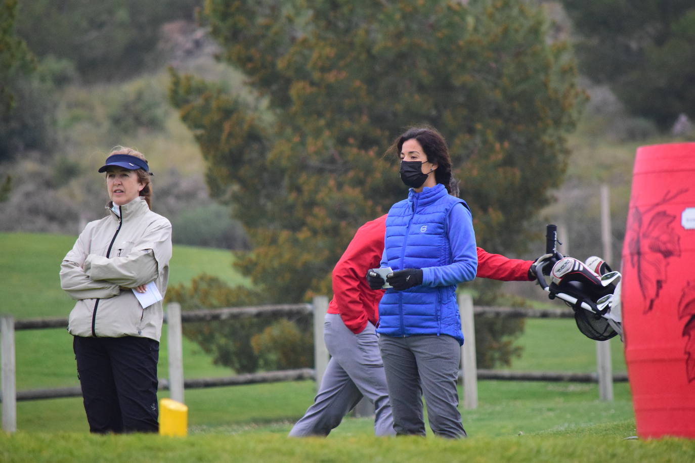 Los jugadores disfrutaron de una gran jornada de golf en el primer torneo de la Liga de Golf y Vino.