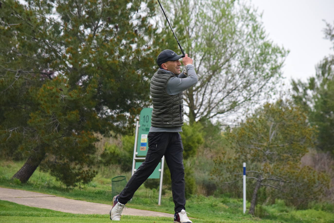 Los jugadores disfrutaron de una gran jornada de golf en el primer torneo de la Liga de Golf y Vino.