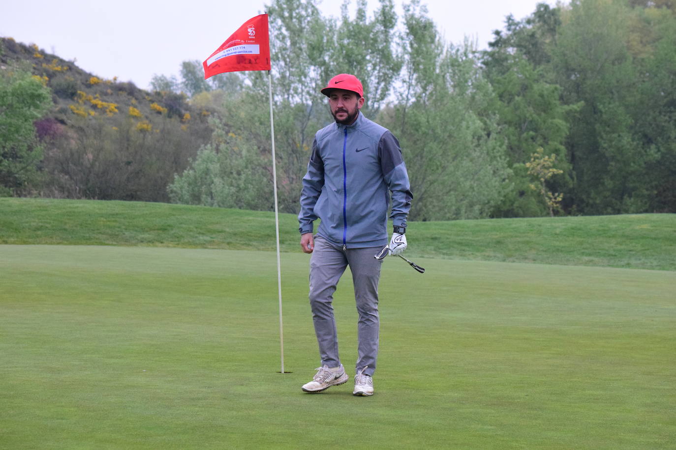 Los jugadores disfrutaron de una gran jornada de golf en el primer torneo de la Liga de Golf y Vino.