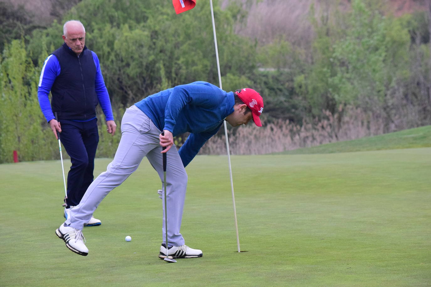 Los jugadores disfrutaron de una gran jornada de golf en el primer torneo de la Liga de Golf y Vino.