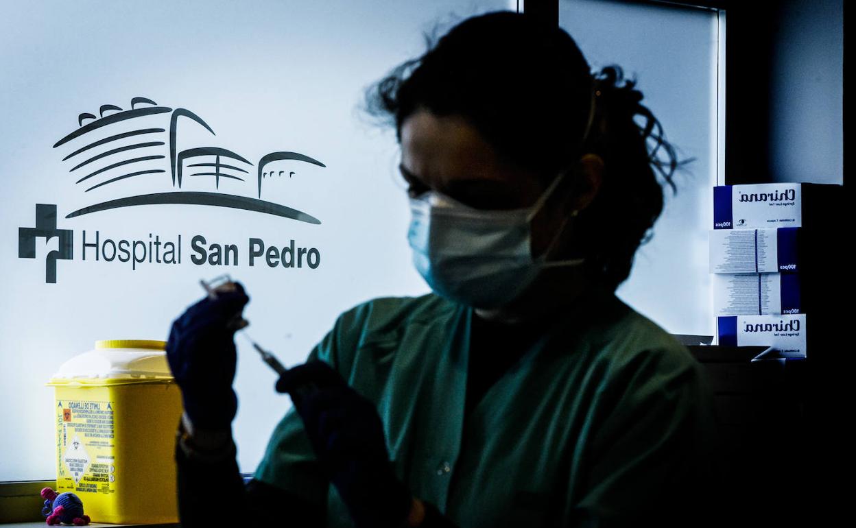 Una sanitaria prepara una vacuna en el Hospital San Pedro. 