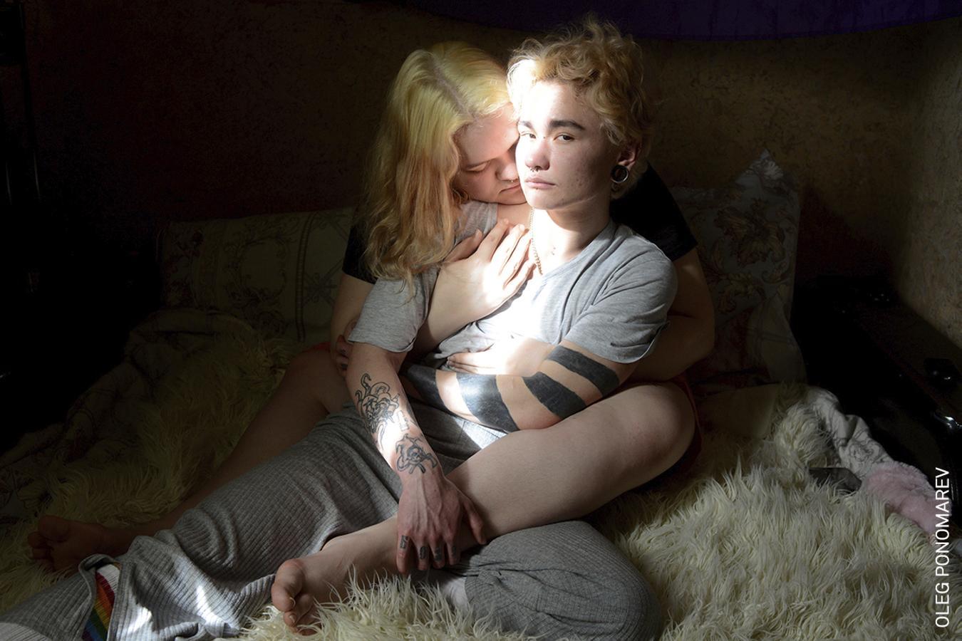 Retratos, mejor fotografía individual. Oleg Ponomarev, trans, es abrazado por su pareja en San Petersburgo; un simple acto de cariño demonizado por las autoridades rusas. 