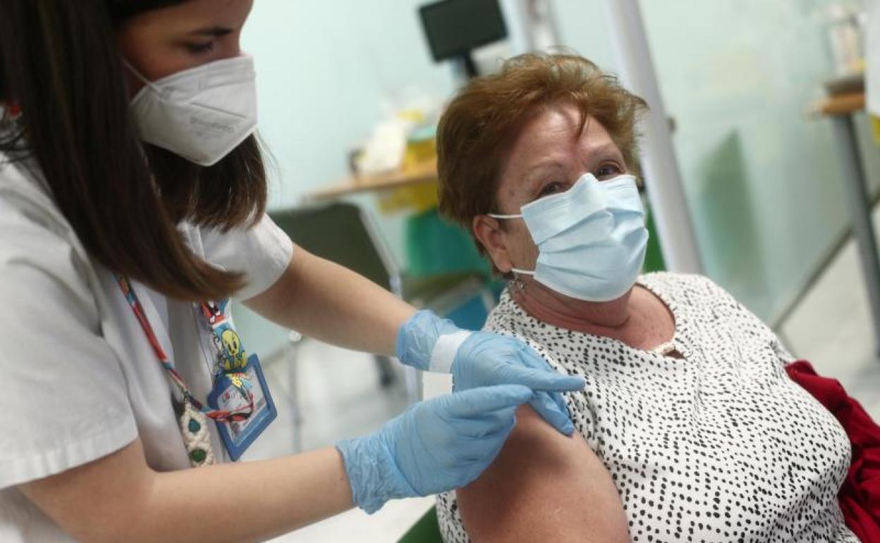 Una sanitaria inocula la primera dosis de la vacuna Pzifer a una anciana, en el Hospital Universitario de La Paz (Madrid) 