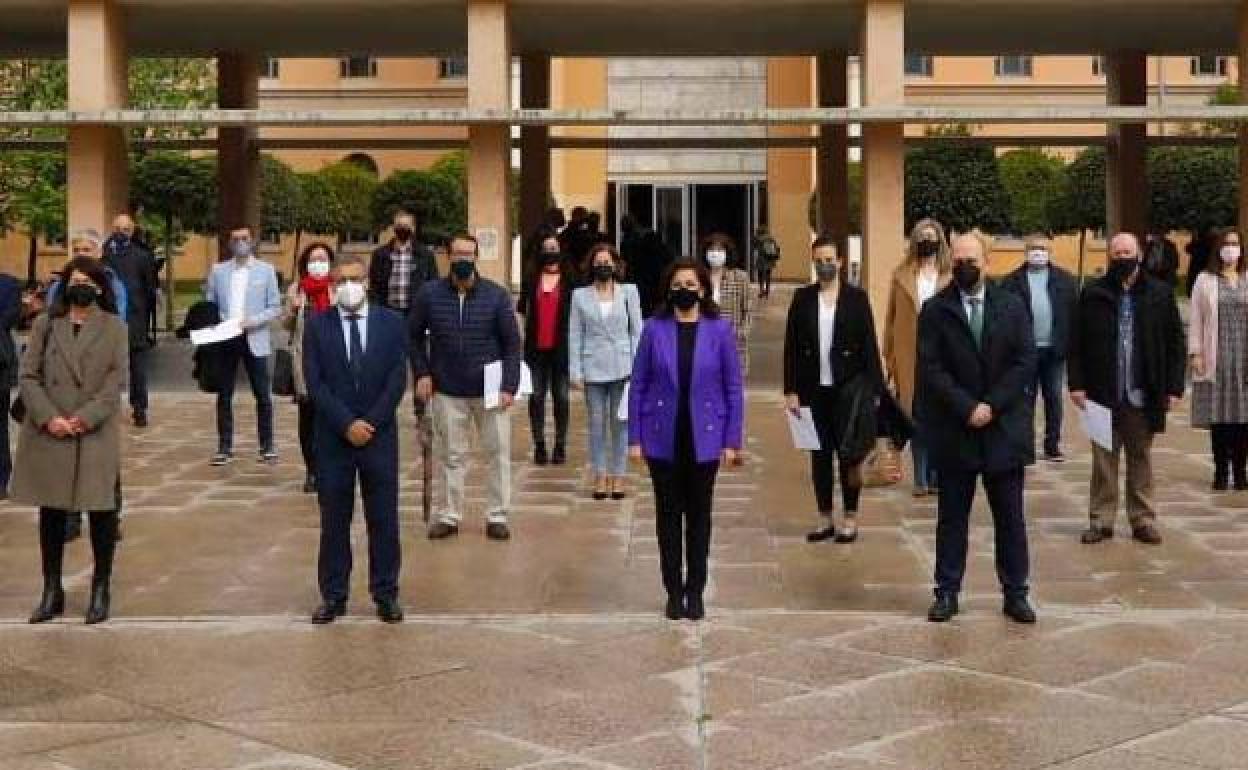 Concha Andreu posa en la puerta principal de la Bene con los representantes de las empresas y fundaciones que favorecen la inserción laboral de las mujeres víctimas de malos tratos 