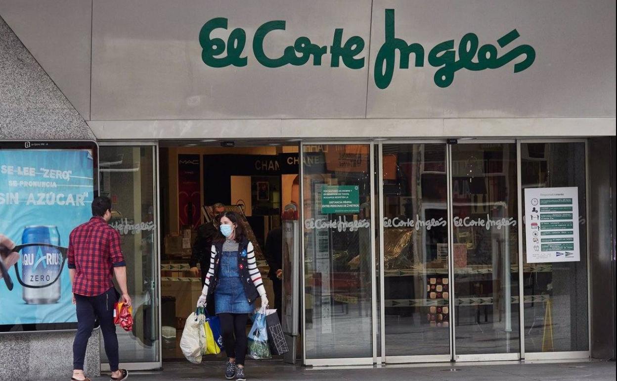 Entrada a un centro de El Corte Inglés. 