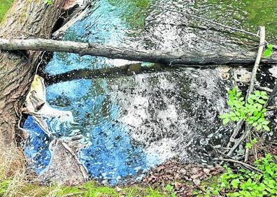 Imagen secundaria 1 - Arriba, un gran plástico en el río a su paso por Logroño. Abajo, suciedad y una rueda en la zona de apertura. 