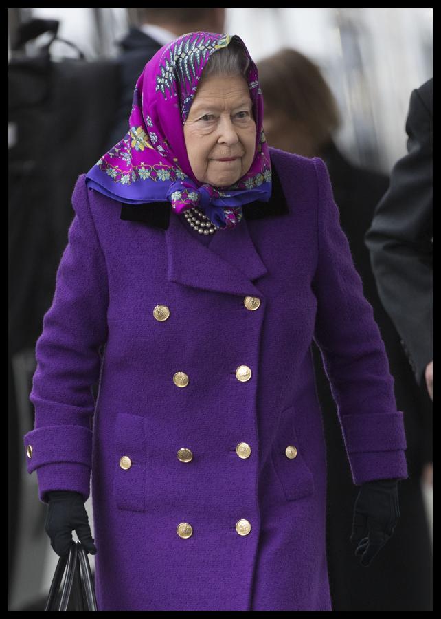 La Reina llega a la estación de tren de Kings Lynn en Norfolk para el inicio de sus tradicionales vacaciones navideñas en Sandringham.