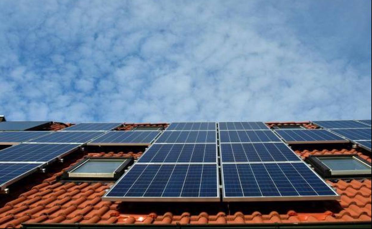 Paneles solares en una vivienda. 