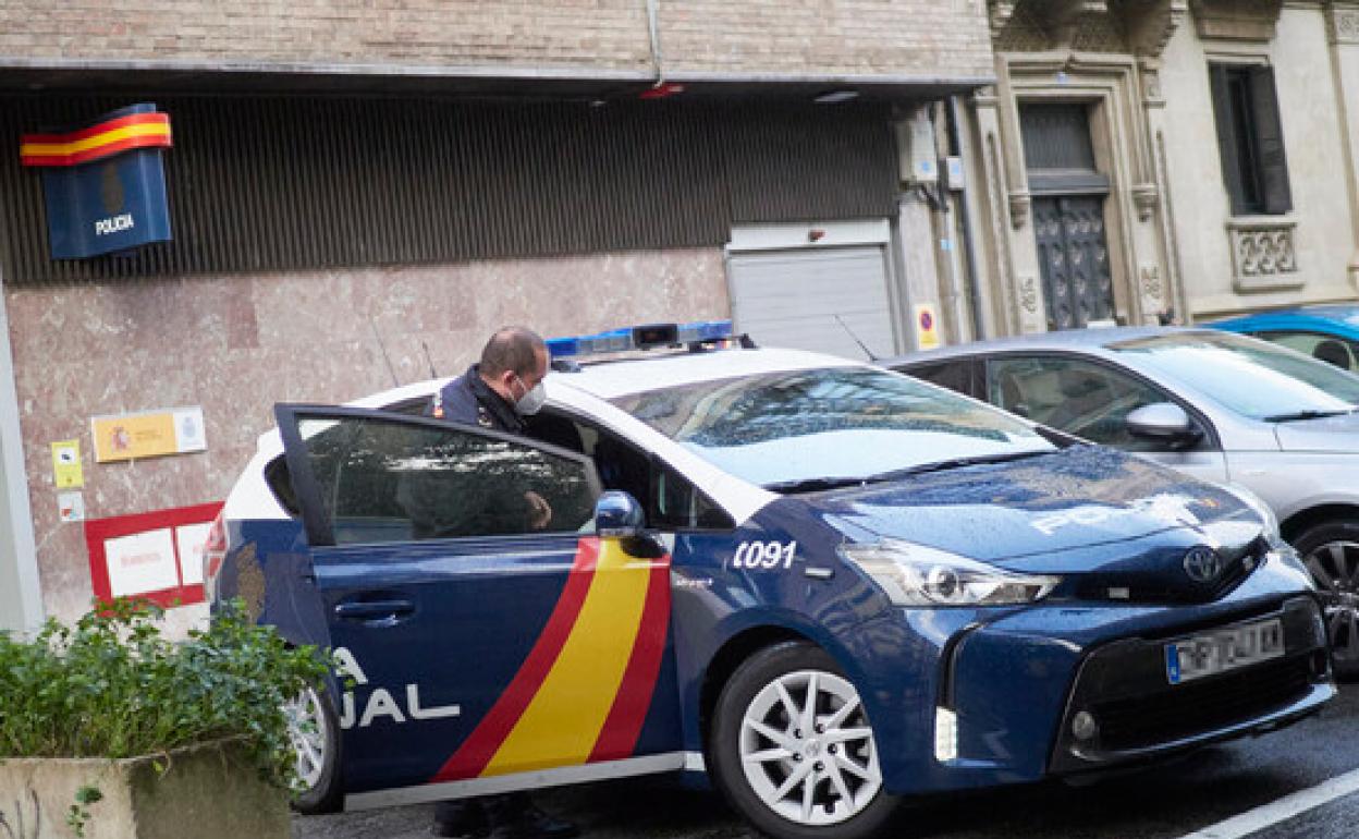 Un agente de policía nacional en su vehículo. 