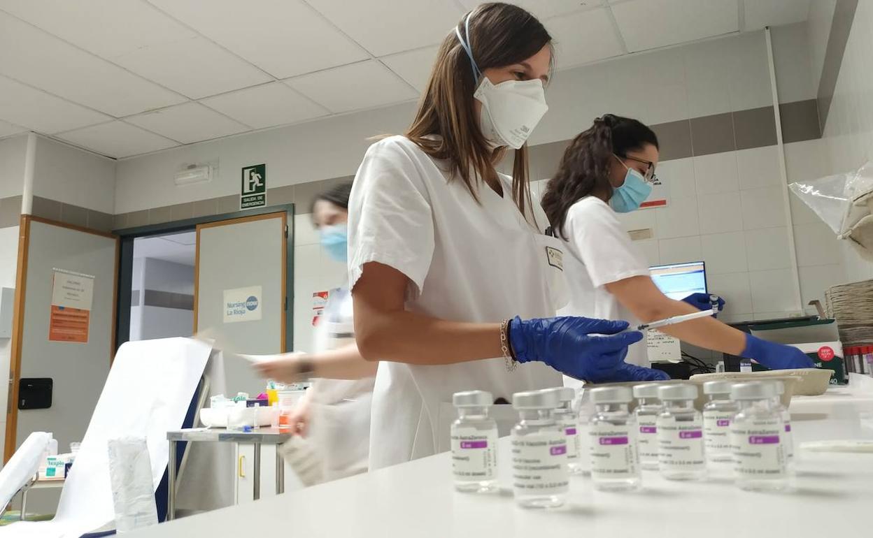 Preparación de vacunas en la Fundación Hospital de Calahorra. 