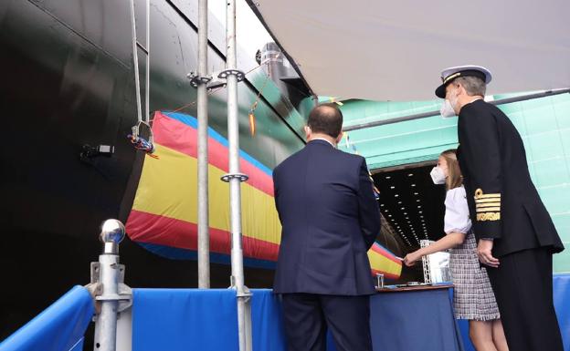 La princesa Leonor 'bautiza' el submarino con una botella de vino español. 