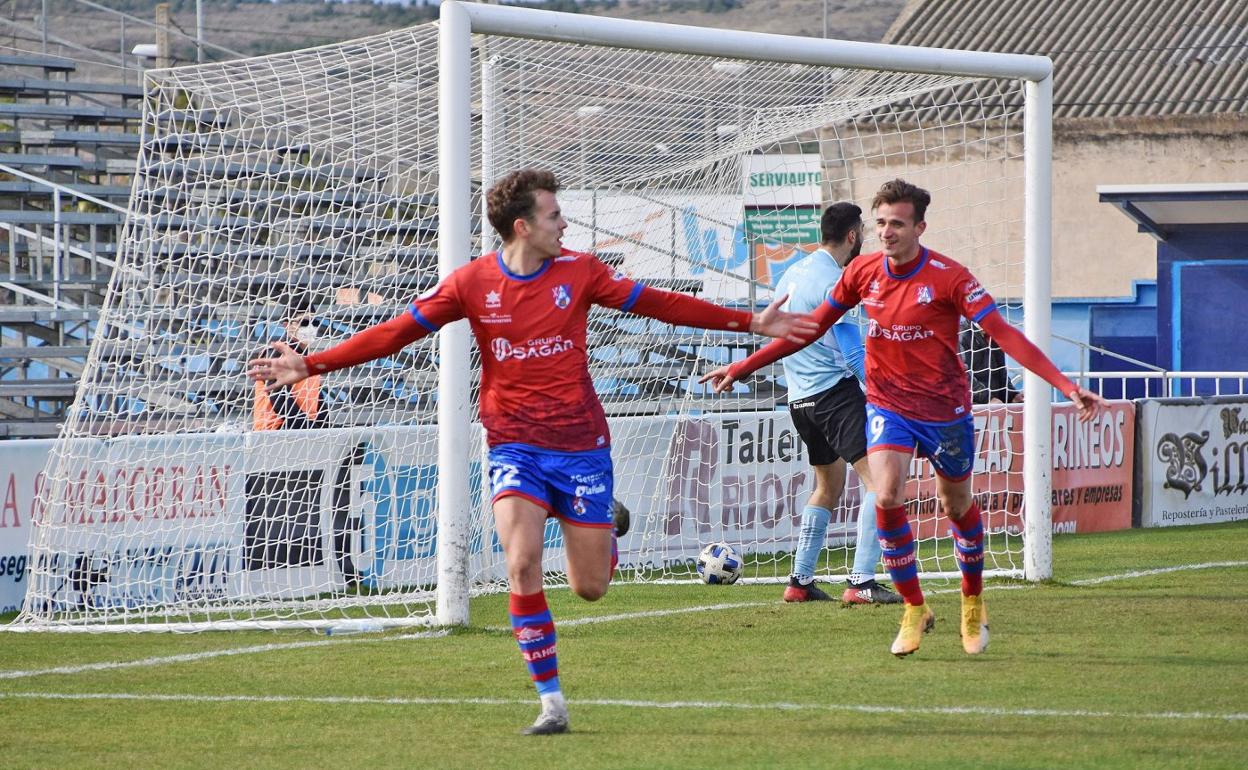 Los jugadores del Calahorra B celebran un gol frente al Pradejón. 