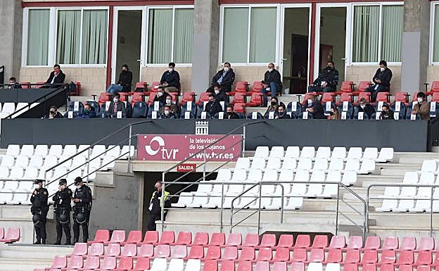 Por unas gradas repletas