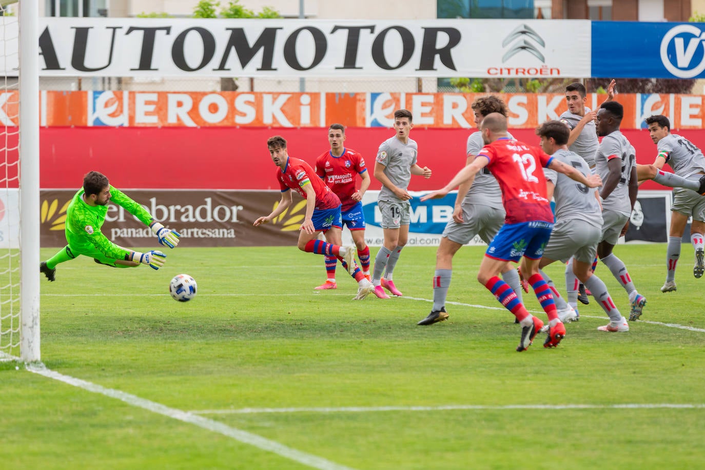 Fotos: Importantísima victoria del Calahorra ante el Athletic B